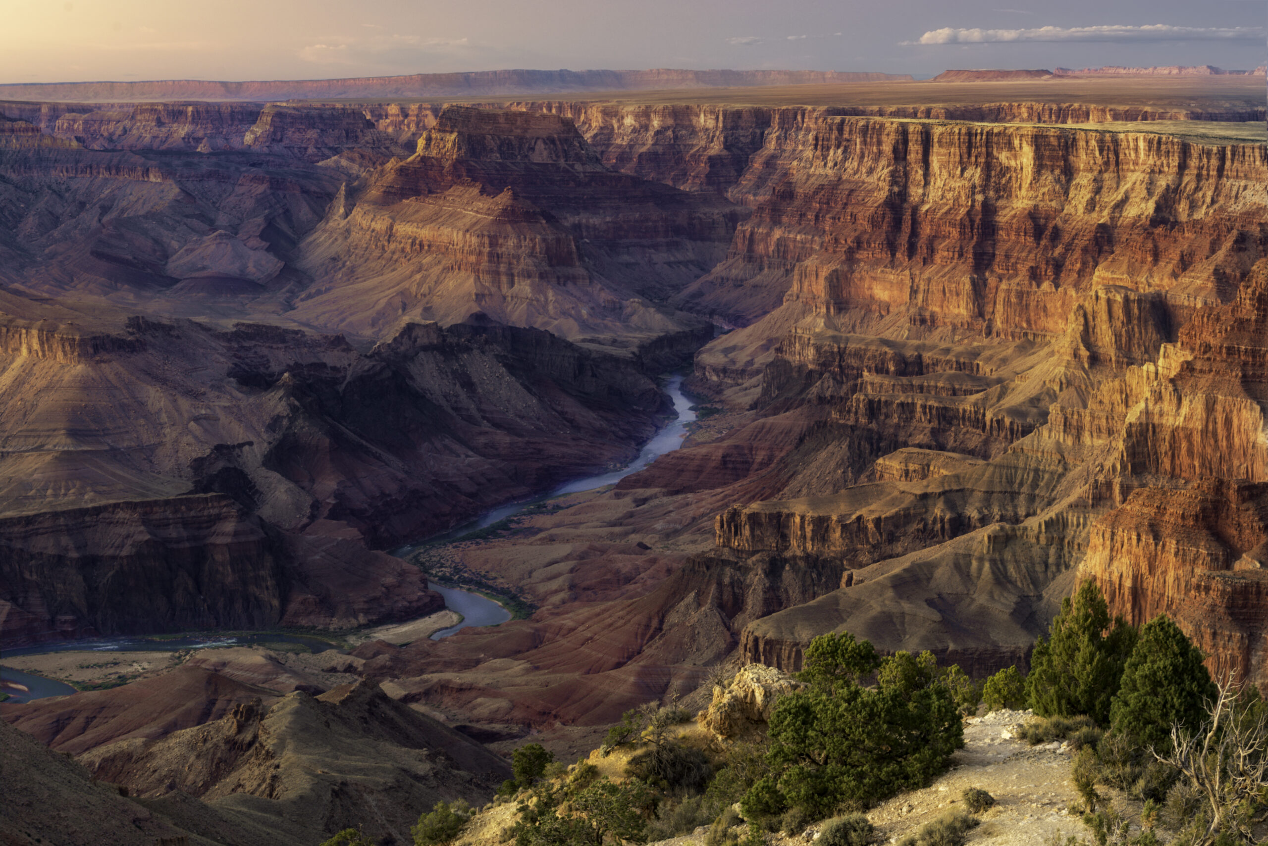 Ang Grand Canyon sa Arizona sa paglubog ng araw, na may anggulo ng Colorado River.