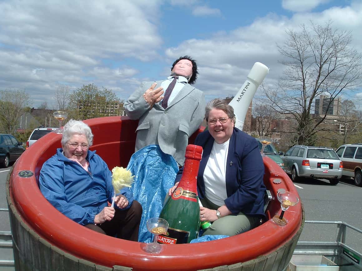 Demonstranten in einem satirischen Whirlpool machen sich über ein Geschenk lustig, das Gouverneur Rowland illegal angenommen hatte