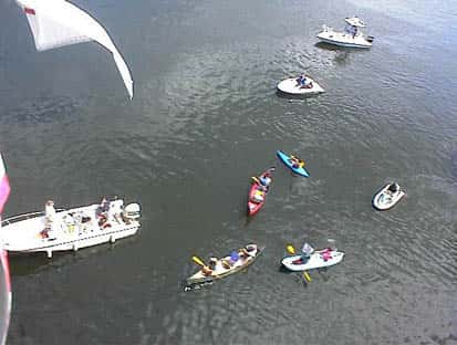 Luftaufnahme von Booten, die gegen den republikanischen Senatsführer Lou DeLuca und die Lobbyisten protestierten, die er auf dem Connecticut River unterhielt