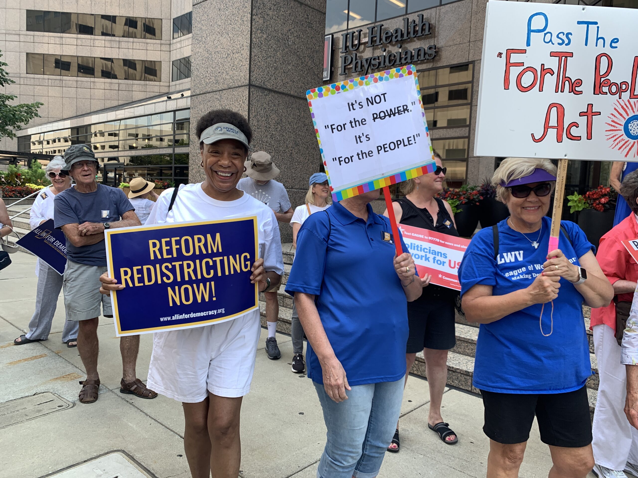 люди в толпе на митинге