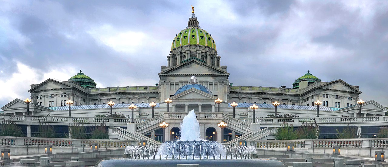 Le Capitole de Pennsylvanie avec la fontaine commémorative des anciens combattants de Pennsylvanie au premier plan.