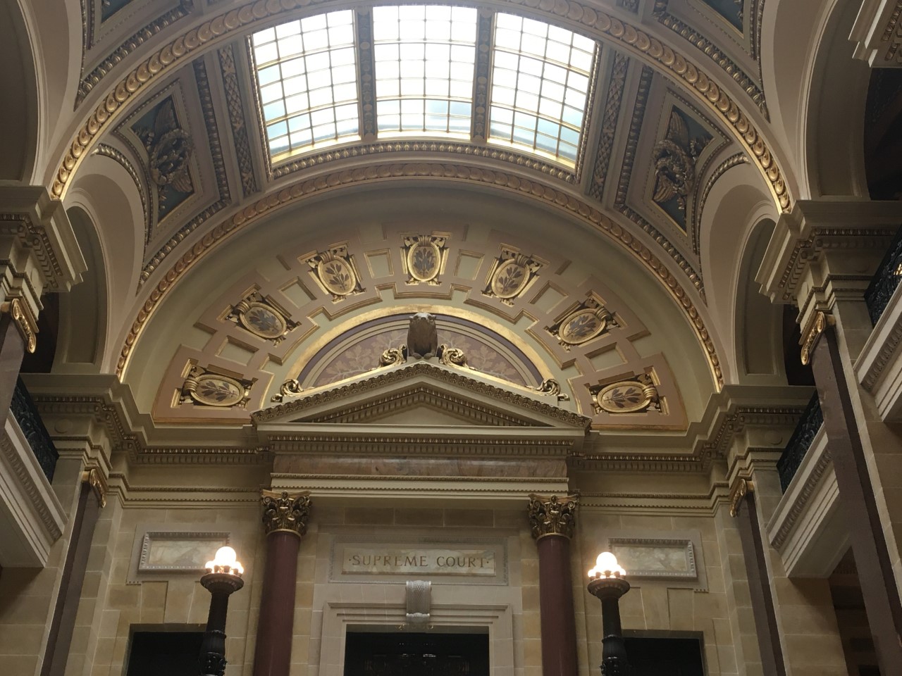 कैपिटल में विस्कॉन्सिन सुप्रीम कोर्ट के कक्ष के बाहर