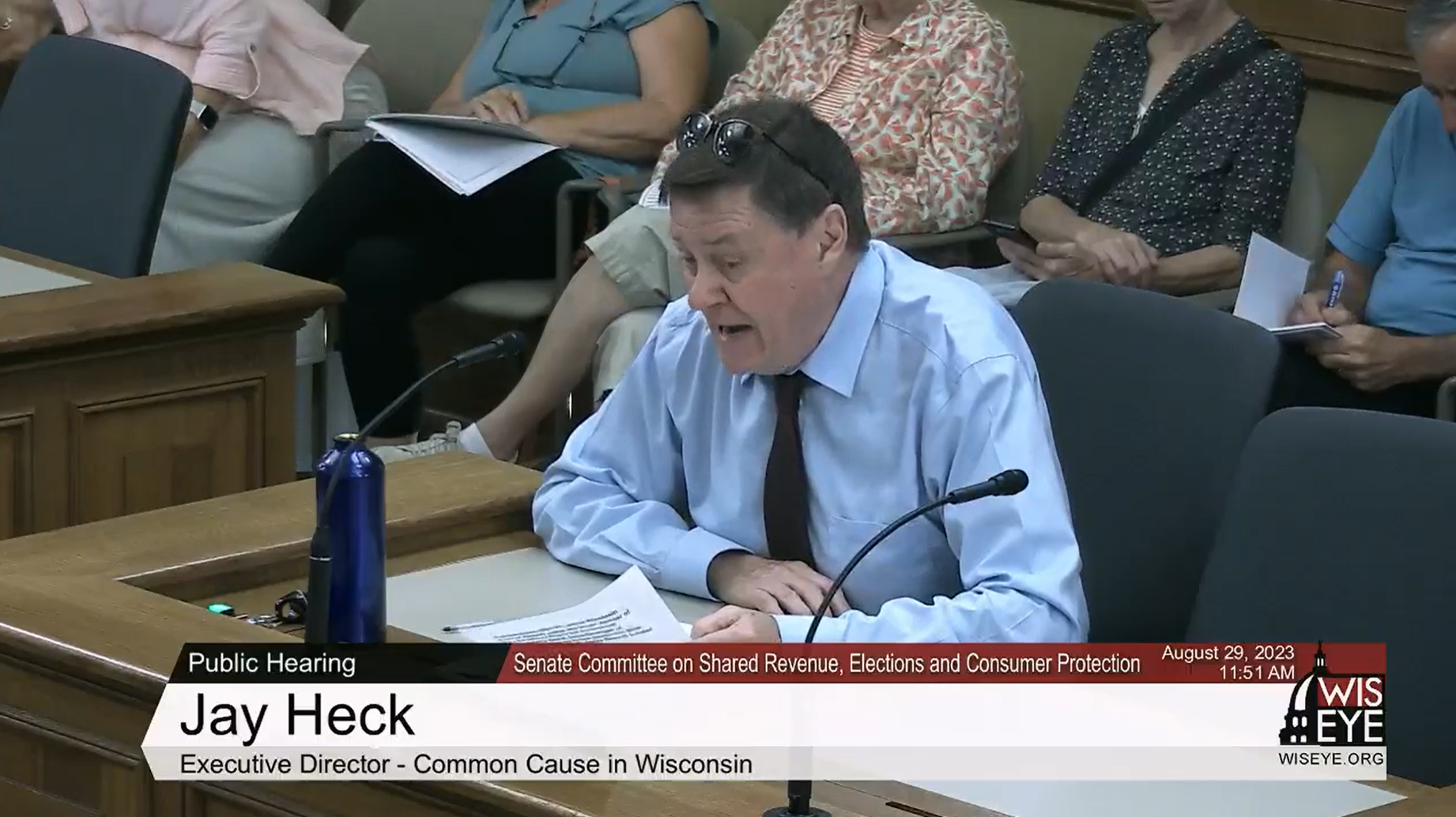 杰伊·赫克在立法委员会听证会上作证。